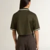 Polo corto para mujer en jersey verde militar con bordado