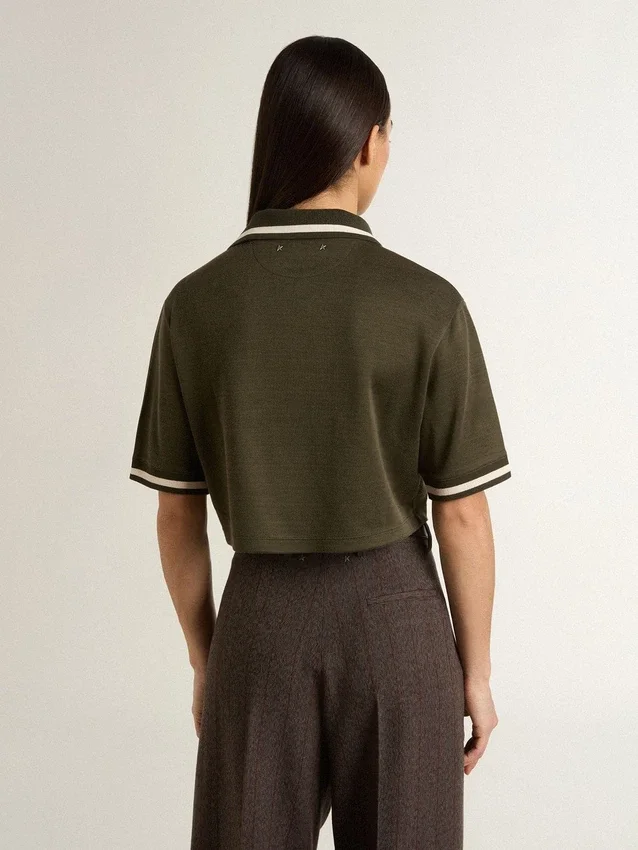 Polo corto para mujer en jersey verde militar con bordado
