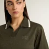 Polo corto para mujer en jersey verde militar con bordado