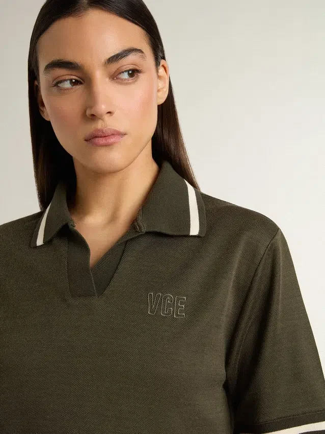 Polo corto para mujer en jersey verde militar con bordado