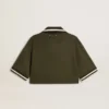 Polo corto para mujer en jersey verde militar con bordado