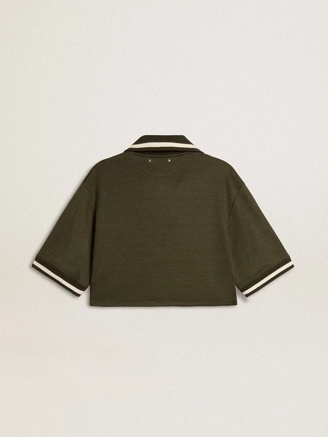 Polo corto para mujer en jersey verde militar con bordado