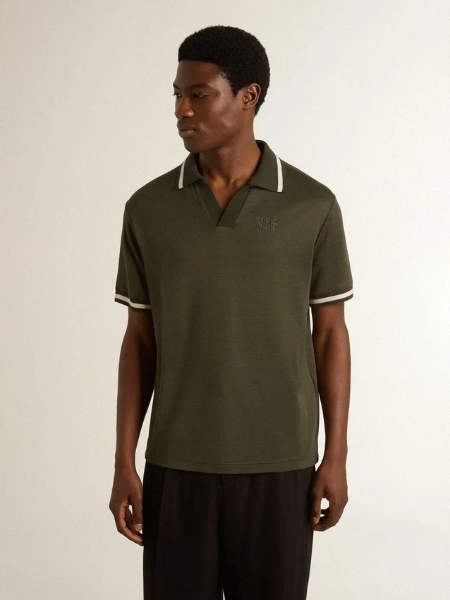 Polo de jersey verde militar para hombre con bordado