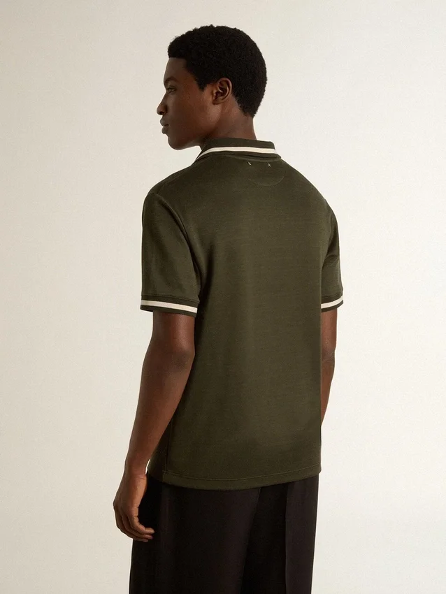 Polo de jersey verde militar para hombre con bordado