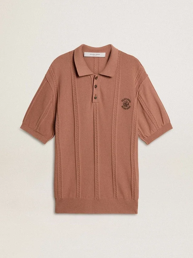 Polo para hombre color ladrillo con logotipo bordado.