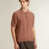 Polo para hombre color ladrillo con logotipo bordado.