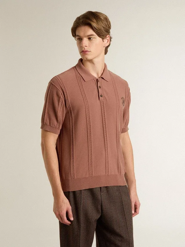 Polo para hombre color ladrillo con logotipo bordado.