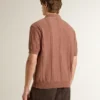 Polo para hombre color ladrillo con logotipo bordado.