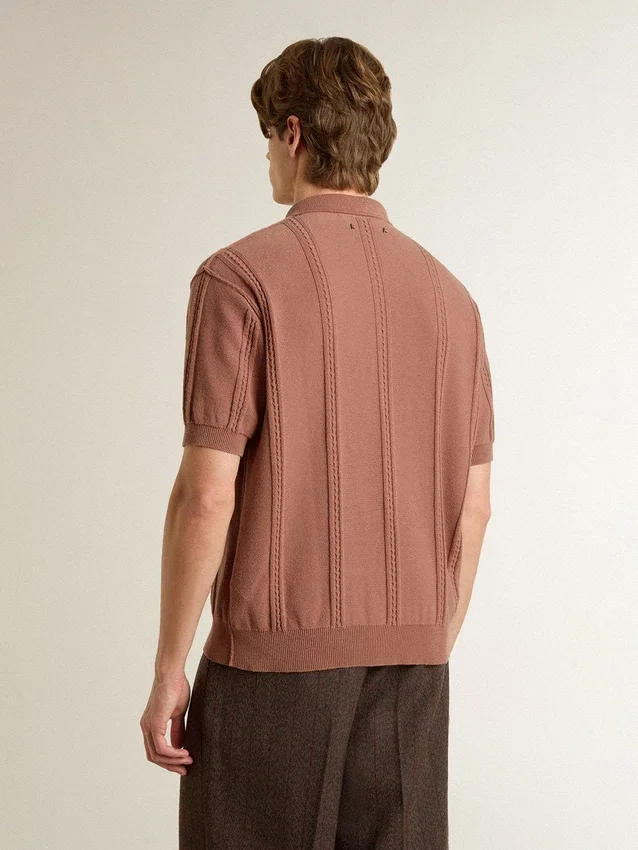 Polo para hombre color ladrillo con logotipo bordado.