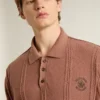 Polo para hombre color ladrillo con logotipo bordado.
