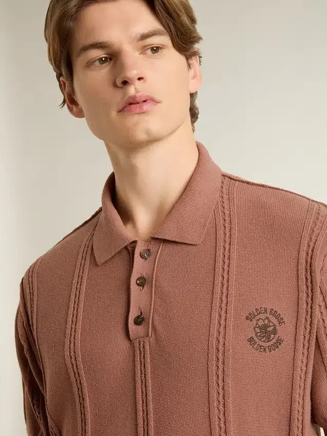 Polo para hombre color ladrillo con logotipo bordado.