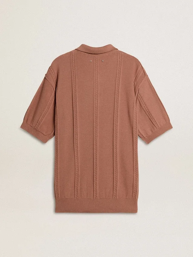 Polo para hombre color ladrillo con logotipo bordado.