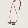 Portagafas con cordones de cuero para caminatas a rayas burdeos y blancas y dos clips florales