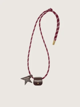 Portagafas con cordones de cuero para caminatas a rayas burdeos y blancas y dos clips florales