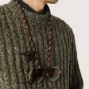 Portagafas con cordones de cuero para caminatas a rayas burdeos y blancas y dos clips florales