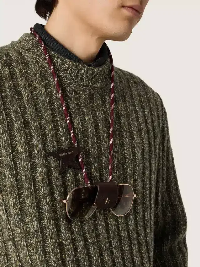 Portagafas con cordones de cuero para caminatas a rayas burdeos y blancas y dos clips florales