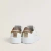 Purestar para mujer con estrella de cuero blanco y lengüeta de cristal marrón en el talón