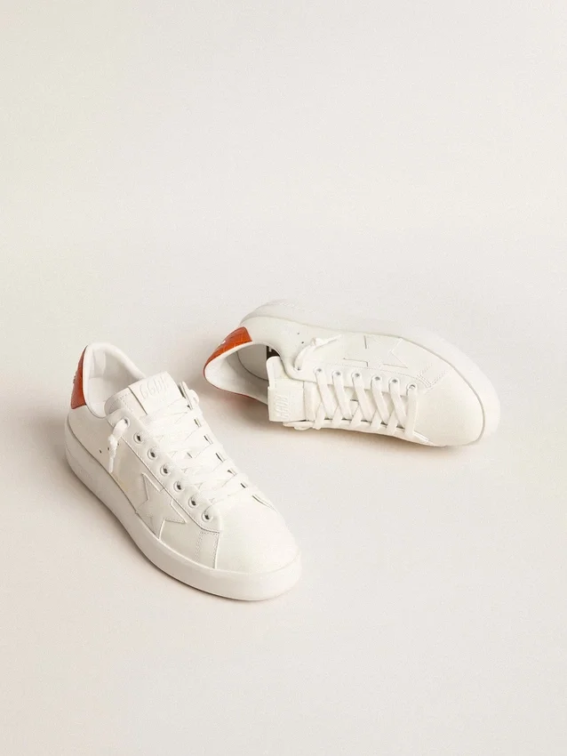 Purestar para mujer con estrella de cuero blanco y lengüeta naranja en el talón