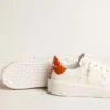 Purestar para mujer con estrella de cuero blanco y lengüeta naranja en el talón