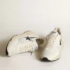 Running Sole en cuero blanco y malla con estrella de cuero laminado azul