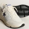 Running Sole en cuero blanco y malla con estrella de cuero laminado azul