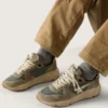 Running Sole en gamuza gris con estrella blanca y lengüeta trasera blanca