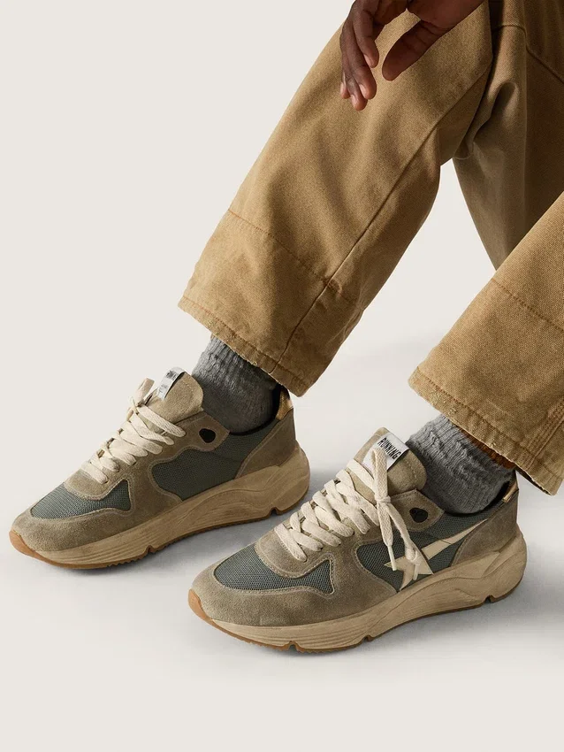 Running Sole en gamuza gris con estrella blanca y lengüeta trasera blanca