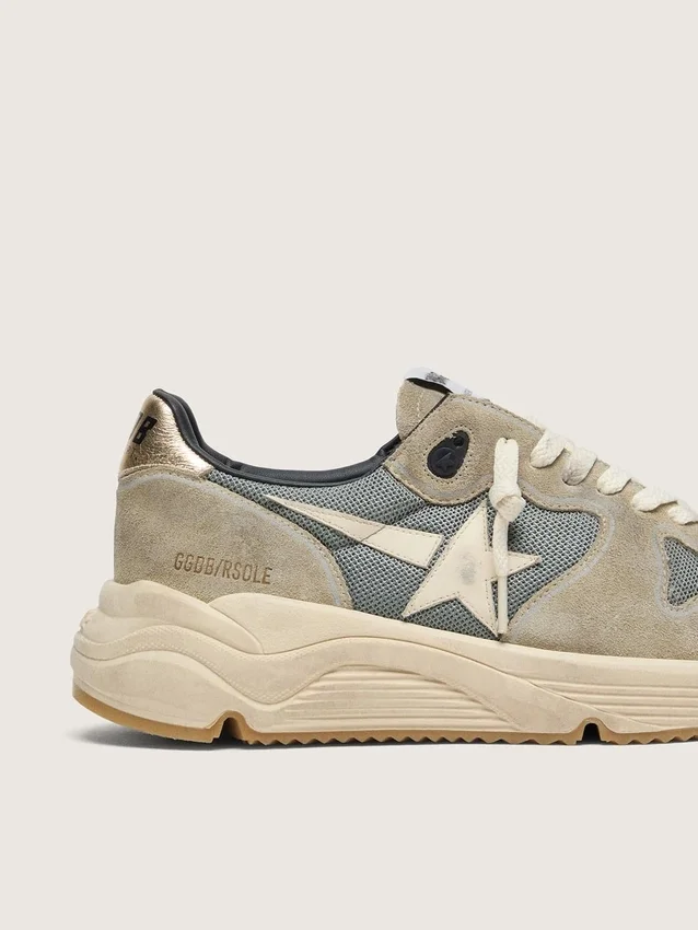 Running Sole en gamuza gris con estrella blanca y lengüeta trasera blanca