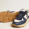 Running Sole en malla color crema y cuero azul con una estrella de cuero blanco