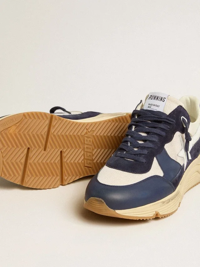 Running Sole en malla color crema y cuero azul con una estrella de cuero blanco