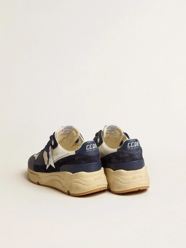 Running Sole en malla color crema y cuero azul con una estrella de cuero blanco