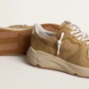 Running Sole en nubuck beige con estrella de cuero beige