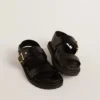 Sandalia Lucy para mujer en cuero negro brillante con hebilla de metal dorado