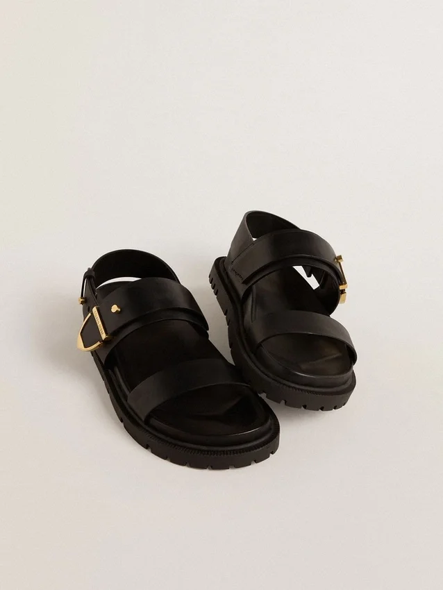 Sandalia Lucy para mujer en cuero negro brillante con hebilla de metal dorado