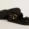 Sandalia Lucy para mujer en cuero negro brillante con hebilla de metal dorado