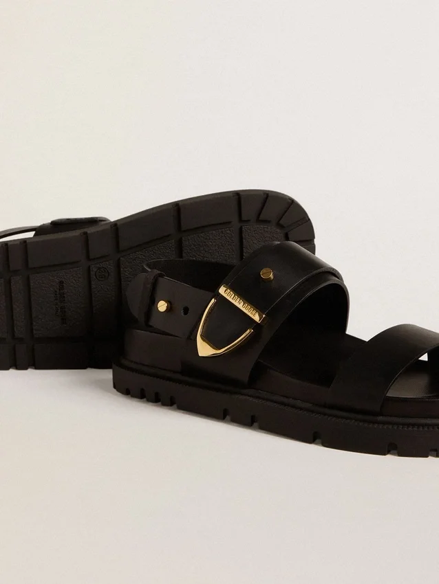 Sandalia Lucy para mujer en cuero negro brillante con hebilla de metal dorado