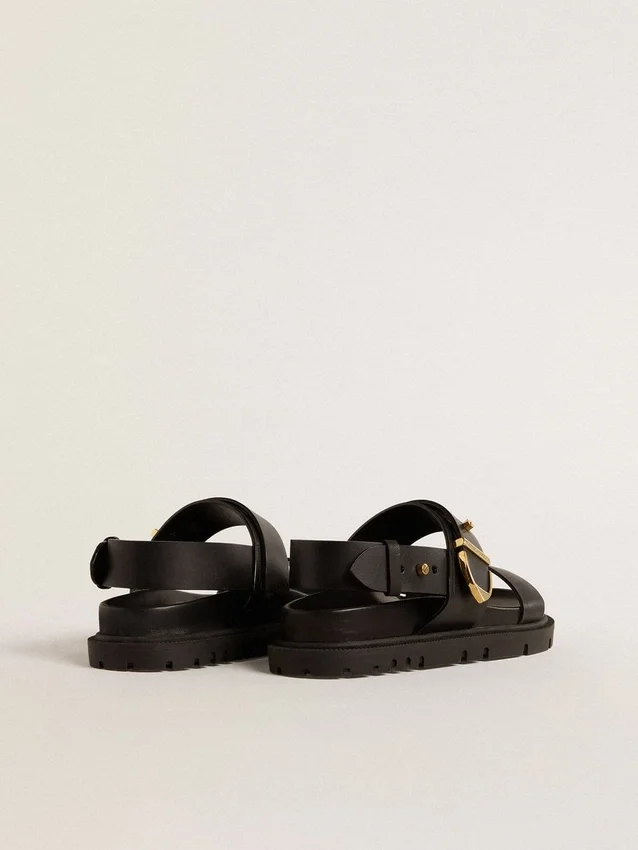 Sandalia Lucy para mujer en cuero negro brillante con hebilla de metal dorado