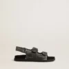 Sandalias Noa Young en cuero negro desgastado