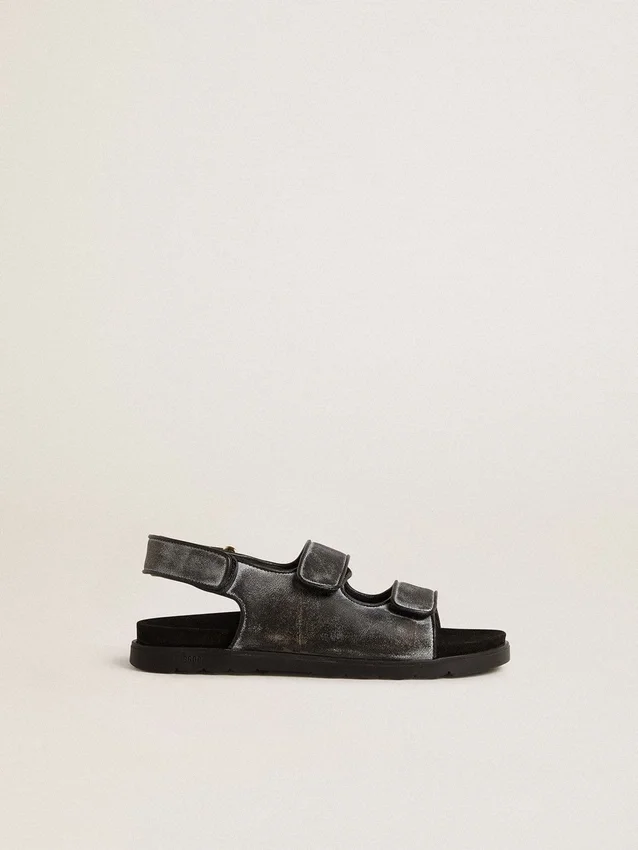 Sandalias Noa Young en cuero negro desgastado