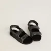 Sandalias Noa Young en cuero negro desgastado