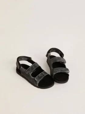 Sandalias Noa Young en cuero negro desgastado