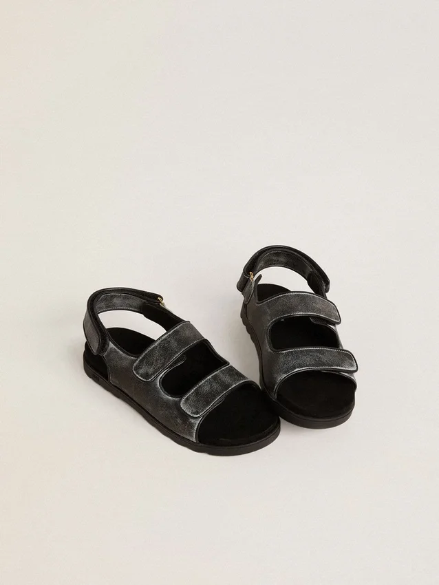 Sandalias Noa Young en cuero negro desgastado
