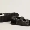 Sandalias Noa Young en cuero negro desgastado