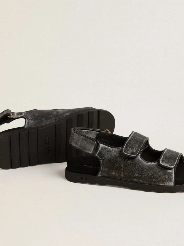 Sandalias Noa Young en cuero negro desgastado