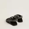 Sandalias Noa Young en cuero negro desgastado
