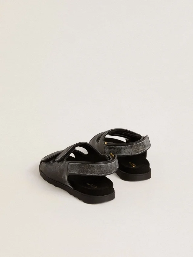 Sandalias Noa Young en cuero negro desgastado