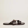 Sandalias planas Margaret para mujer en cuero negro recubierto de resina