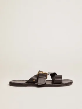 Sandalias planas Margaret para mujer en cuero negro recubierto de resina