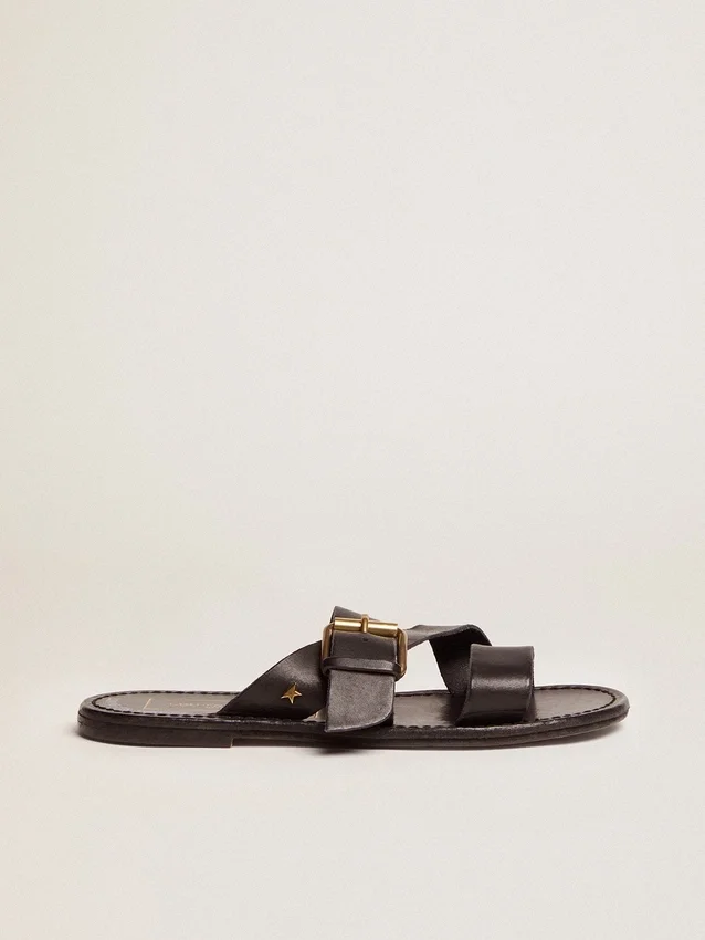 Sandalias planas Margaret para mujer en cuero negro recubierto de resina