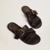 Sandalias planas Margaret para mujer en cuero negro recubierto de resina